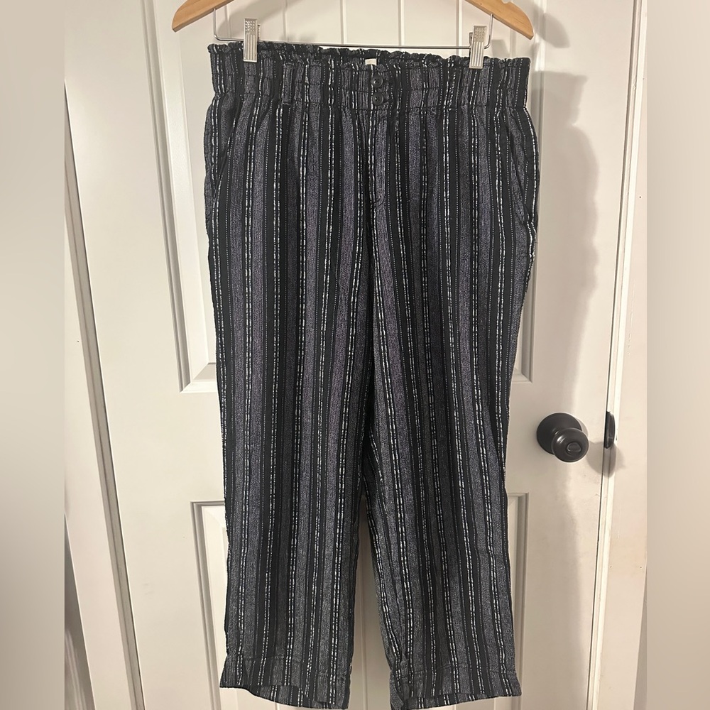 Briggs New York Black and White Striped Pants